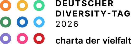 Mehrfarbige Kreise mit weißer Mitte sind in zwei vertikalen Reihen angeordnet. Rechts davon steht in Großbuchstaben: 'DEUTSCHER DIVERSITY TAG 2026'. Darunter folgt in Kleinbuchstaben: 'charta der vielfalt'. Die Schrift ist schwarz auf weißem Hintergrund.