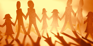 Stilisierte Papierfiguren einer Familie, die sich an den Händen halten
