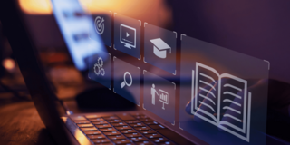 Symbolbild Onlineworkshop Laptop-Tastatur mit schwebenden Symbolen für Zielscheibe, Video, Abschlusskappe, Zahnräder, Lupe, Präsentation und aufgeschlagenes Buch