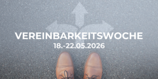 Zwei braune Lederschuhe stehen auf grauem Asphalt. Über den Schuhen ist ein weißes Richtungssymbol mit drei Pfeilen aufgemalt, die nach links, geradeaus und rechts zeigen. Darüber steht in großen weißen Großbuchstaben der Schriftzug 'VEREINBARKEITSWOCHE', darunter in kleinerer Schrift '18.-22.05.2026'. Der Hintergrund ist im oberen Bereich leicht neblig oder aufgehellt.
